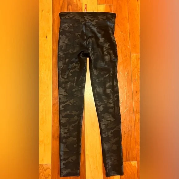 Spanx Black/Gray Camouflage Faux Leather Leggings Size Small Petite EUC Athletic - Picture 2 of 4